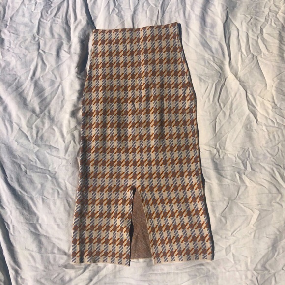 Fitted skirt with back slit - Picture 5 of 5